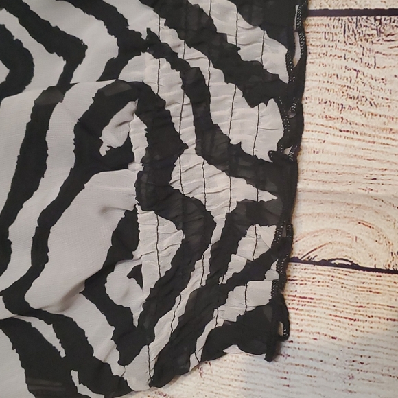 Women’s Zebra Print Three Pink Hearts Shirt 🖤 Size XL - Picture 3 of 9